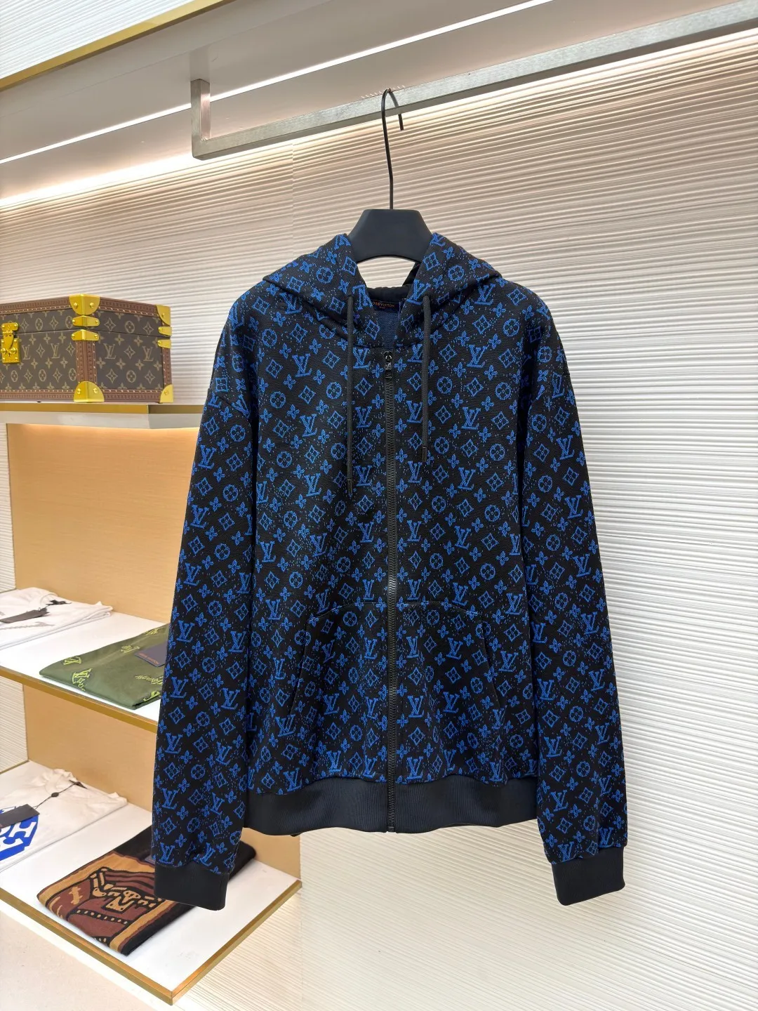 LOUIS VUITTON presbyopia jacquard hoodie ●Original version: purchased and developed for 13400 ●Item number: 1680951-B60 ●Fabric: spun fabric ●Technology: jacquard production ●Version: fitted version ●Weight: about 725 grams ●Size: XS-S-M-L ●Description: The fabric is woven using [18-needle double-sided jacquard machine imported from Italy], weight [280g], disassembled Y version [Chemical T test yarn count parameters], completely [1:1 reduced material process], using [4 groups of yarns with different composition specifications], presbyopic letter blue yarn is used [150D/144 F] Polyester material semi-matt low elastic yarn, later stage [4 strands of yarn twisted], the black yarn is [pure cotton ring-spun 32s double-ply cotton yarn], the bottom yarn is made of [150D/36F] polyester material semi-matt low elastic yarn, interlayer black yarn [140D/36F] nylon material semi-matt high elastic yarn, later stage Single strands of yarn are woven into two strands, and the jacquard weave is made by [purely hand-drawn stitches]. All spots on the fabric are marked out one stroke at a time. If the full-width jacquard loom is turned on too fast, the gray fabric will easily produce holes and threads. One loom can weave less than 30 kilograms of gray fabric in a day, and the weaving cost is extremely high. Clothing It adopts [hand-cut front center positioning flower], [restored flower cutting] for pockets, [positioning flower starting position] on both the front and back sleeves, the placket zipper uses [semi-painted puller], matching [nylon material high elastic yarn flat machine] woven rib, [cotton material 0.6cm wide core-covered hat rope + spray-painted medium hanging clock]. The overall wiring is straight and delicate, the fabric is comfortable and soft, and the color is consistent without color difference. It can be matched with the same style to create a fashionable look and control various occasions. Customized accessories, complete with three standards, same style for men and women!